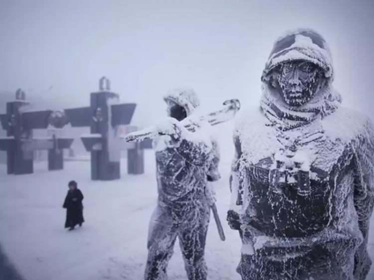 <p>Kuzey Kutup Dairesi'nin 350 kilometre güneyindeki Oymyakon Köyü'nde 1926 yılında ölçülen -71.2 derece, Kuzey Yarınmküre'de ölçülen en düşük sıcaklık olma özelliğini taşıyor.</p>