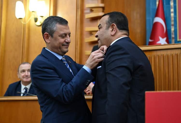 <p><strong>PARTİ ROZETİ TAKTIĞI BEKER İÇİN 'MANSUR YAVAŞ'IN EMANETİ' DEMİŞTİ</strong></p>
<p>CHP Genel Başkanı Özgür Özel, Adnan Beker için "Mansur Başkan'ın emaneti" ifadelerini kullanmıştı.</p>
