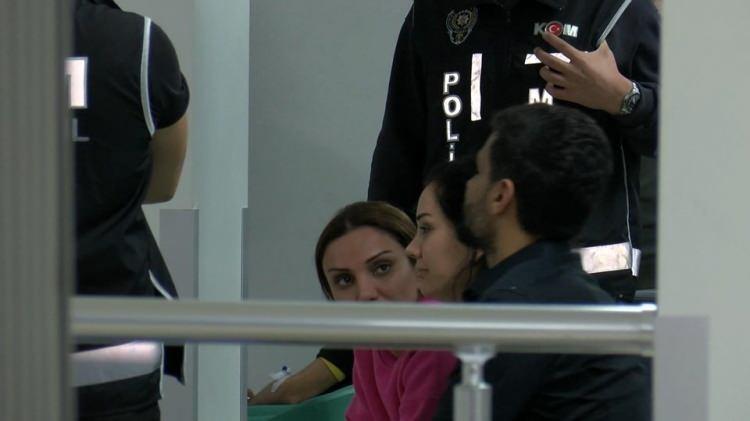 <p>Küçükçekmece 3. Asliye Ceza Mahkemesi, tutuksuz yargılanan Dilan, Engin ve Sezgin Polat hakkında<strong> "birden fazla kişiyle birlikte silahla tehdit suçunu azmettirmek"</strong>ten beraat,<strong> "mala zarar vermeye azmettirmek"</strong> suçunun ise şikayete bağlı olduğu gerekçesiyle düşme kararı vermişti.</p>

