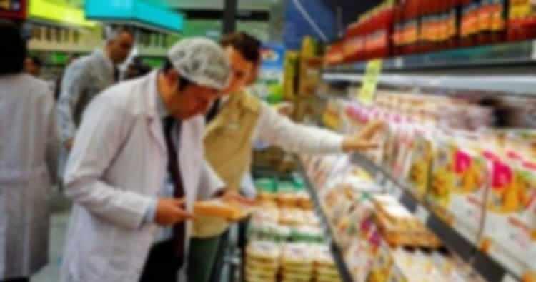 <p>Tarım ve Orman Bakanlığı, taklit-tağşiş listesi yeniledi. Listeye toplam 35 yeni ürün eklendi.</p>
<p>Bir firmanın ürettiği baklavadan ay çekirdeği çıkarken sucukta sakatat (Baş Eti) tespit edildi. Peynir ve zeytinyağında da hileler görüldü.</p>
<p> </p>
