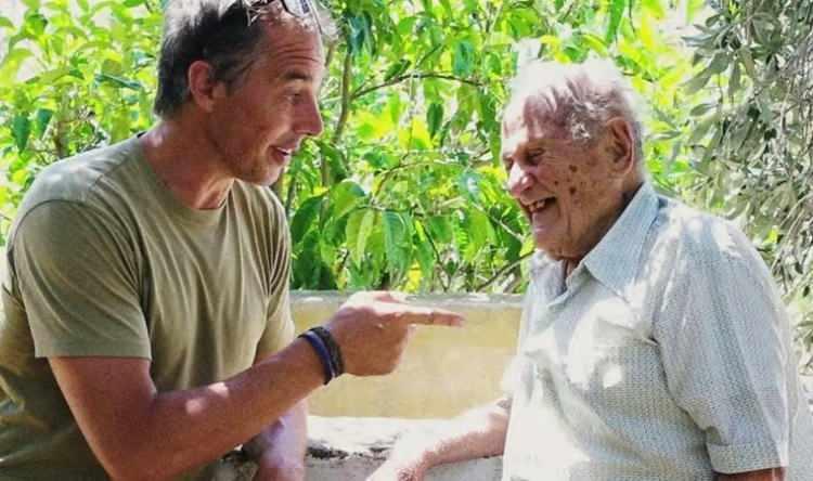 <p><span style="color:#000000"><strong>Uzun yaşam uzmanı ve "The Blue Zones: Secrets for Living Longer" kitabının yazarı Dan Buettner tarafından ortaya atılan "Mavi Bölgedeki" yerler arasında yer alan İkarya Adası, insanların ortalama 100 yaşını geçtiği ve sağlıklı bir yaşam sürdürdüğü noktalardan biri.</strong></span></p>
