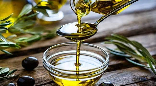 <p><span style="color:#000000"><strong>İkaryalılar, Akdeniz diyetine sıkı bir şekilde bağlılar ve bol bol meyve, sebze, tam tahıl, baklagil ve zeytinyağ tüketiyorlar.</strong></span></p>
