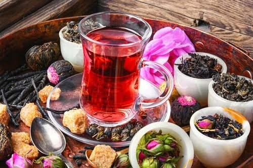 <p><span style="color:#000000"><strong>Kekik, karahindiba, adaçayı ve biberiye gibi otlar bu çaylara ekleniyor. 2023 yılında yapılan bir araştırma, çay (yeşil veya siyah) içmenin bunama riskini yüzde 29 oranında azalttığını ortaya koydu."</strong></span></p>
