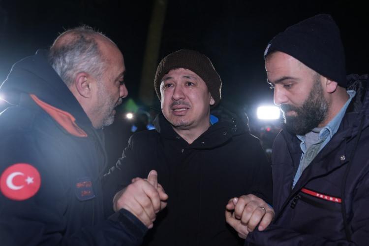 <p>Baba Muharrem Koçoğlu ise arama çalışmalarına katılan ekiplere teşekkür ederek, <strong>"Allah'ım onu bana bağışladı. Onu bulmak için çalışan herkesten Allah razı olsun. Herkesin nasıl çalıştığına şahidim." </strong>dedi.</p>
<p>Anne Gülşen Koçoğlu da gerçekten büyük bir mucize yaşadıklarını dile getirerek, "Umutlarımın bittiği anda güzel bir haber aldık. Haberi ilk aldığımda sevinçten zıpladım." şeklinde konuştu.</p>