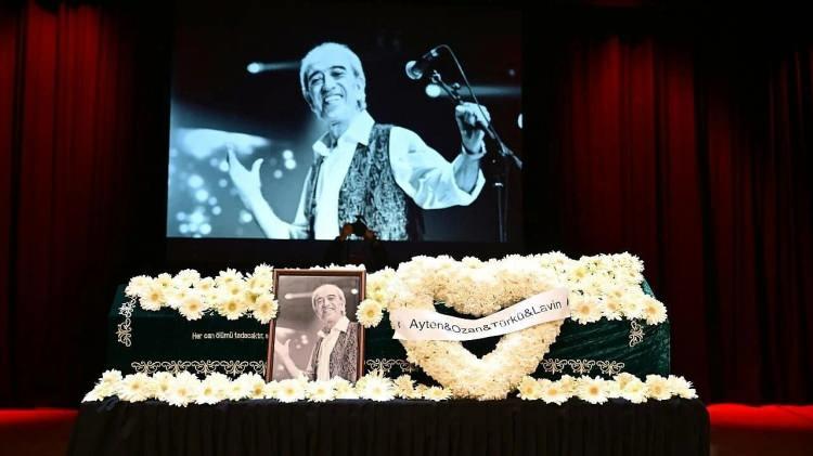 <p>Bir süredir yoğun bakımda tedavi gören ve bugün son yolculuğuna uğurlanan Edip Akbayram'ın herhangi bir vasiyet bırakıp bırakmadığına dair bir bilgi bulunmuyor. Akbayram'ın ailesi, vasiyet konusunda resmi bir açıklamada bulunmadı.</p>
