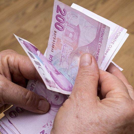 <p>Mayıs ayı sonuna kadar emeklilik için başvuranlar ise sadece Kurban bayramı ikramiyesini alacaklar.</p>
