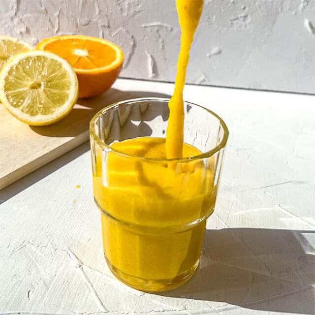 <p><span style="color:#FF0000"><strong>3- Bağışıklığı Güçlendirir</strong></span></p>

<p>Zencefilin içeriğindeki <strong>gingerol</strong> ve zerdeçalın içeriğindeki <strong>kurkumin</strong> bileşenleri, vücuttaki <strong>beyaz kan hücrelerini</strong> aktif ederek, vücudu patojenlere karşı korur. Bu durumda, <strong>soğuk havalarda</strong> sıklıkla karşılaşılan <strong>eklem ağrısı</strong> ve <strong>şişlik</strong> gibi sorunları ortadan kaldırır.</p>
