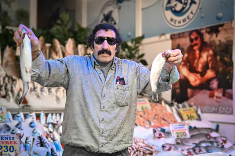 <p>Halde 24 yıldır balık satan ve vatandaşlar tarafından ilgi gören Benli, balık satışı yaptığı sırada Gürses'in şarkılarını da seslendiriyor. </p>