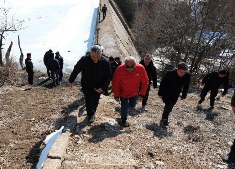 <p>Olay yerine gelerek bilgi alan Yozgat Valisi Mehmet Ali Özkan, gazetecilere, çalışmaların 150 kişilik ekiple devam ettiğini, iz takip köpek timleri ve dron destekli sürdüğünü belirtmişti.</p>
