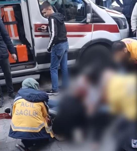 <p>Bahçelievler'de önceki gün düzenlenen silahlı saldırıda ise 16 yaşındaki H.A. isimli çocuk hayatını kaybetmiş, E.B. (18) ve F.G. (21) ambulansla hastaneye kaldırılarak tedavi altına alınmıştı. </p>
<p> </p>