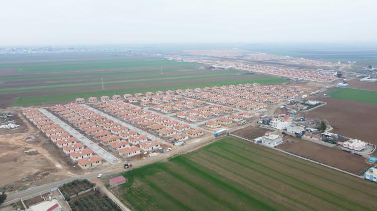 <p>Kurum, Hatay'ın Kumlu il&ccedil;esine bağlı Cumhuriyet Mahallesi'nde inşa edilen "kırsal uydu kentine" ilişkin sosyal medya hesabından videolu paylaşımda bulundu.</p>
