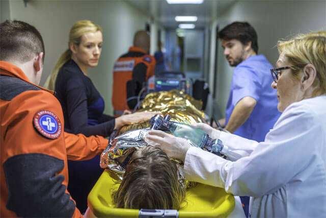 <p> </p>
<p> </p>
<p><strong>1- Soğuktan Korunma</strong>: Öncelikle hipotermi geçiren kişinin soğukla temasını kesilmesi gerekir. Eğer mümkünse, kişi sıcak bir ortama almalısınız.</p>
<p><strong>2- Islak Giysilerden Kurtulma</strong>: Yaralının ıslak giysilerini çıkarıp, üzerini kuru ve ılık sıcaklıktaki bir örtüyle sarmalısınız. Özellikle baş ve boyun bölgesini mutlaka rüzgardan korumalısınız.</p>
<p><strong>3- Sıcaklık Uygulama</strong>: Yaralının vücut ısısını yavaşça artırmak için, kasık, göğüs ve boyun gibi bölgelere ılık kompres uygulayın.</p>
<p><strong>4- Ilımlı Sıcak İçecekler</strong>: Yaralıya az olmak kaydıyla ılık ve alkolsüz içecekler vererek vücuda ısısını toparlamasına yardımcı olun.</p>
<p><strong>5- Doğrudan Isı Kullanımından Kaçının</strong>: Yaralının ısınması için sıcak bir banyo veya ısıtıcı gibi doğrudan vücudu hedef alan ısıtma yöntemlerinden mutlaka kaçının, bu yaralının kalp krizi geçirme riskini artırabilir.</p>
<p><strong>6- Bilinç Kaybı</strong>: Eğer kişi bilinç kaybı yaşıyorsa, ancak hâlâ nefes alıyorsa, kurtarma pozisyonuna getirilip, tıbbi destek alınmalıdır.</p>