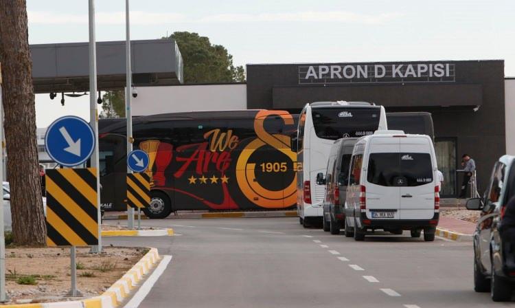 <p>Galatasaray, Kasımpaşa beraberliği ve Fenerbahçe ile puan farkının 4'e düşmesinin ardından Antalya’da kamp yapma kararı aldı. Sarı-kırmızılı ekip, 9 Mart Pazar günü deplasmanda oynayacağı Alanyaspor maçı öncesi 3 günlük kampa girdi. Galatasaray, saat 16.00’da İstanbul’dan özel uçakla Antalya’ya hareket etti. Saat 17.00 sıralarında şehre gelen Galatasaray kafilesi, yoğun güvenlik önlemleri altında otobüse bindi. Antalya Havalimanı'nda Galatasaray’ı karşılamaya gelen taraftarlar alınmazken, basın mensupları da yaklaşık 500 metre uzaklıkta kurulan bariyerlere kadar izin verildi. Futbolcular ve teknik heyet VIP kapısından çıkarak kendilerini bekleyen otobüse binerek Belek’te konaklayacakları otele geçti.</p>
