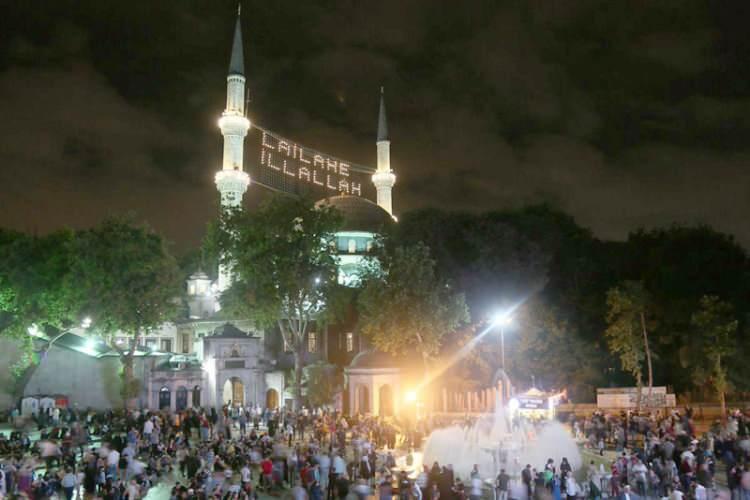 <p><strong>ESENYURT İFTAR ÇADIRI</strong></p>

<p> </p>

<p>Esenyurt Belediyesi, halk için Cumhuriyet Meydanı ve hastane önlerinde iftar sofraları düzenledi. </p>

<p> </p>
