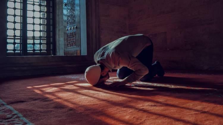 <p>İşrak namazının vakti belirlenirken <strong>kerahat vakitlerine</strong> dikkat etmek gerekir.</p>