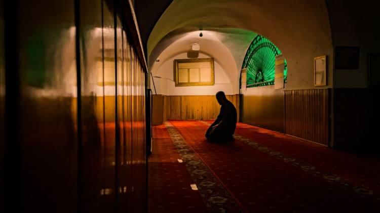 <p>Güneş doğarken namaz kılmak <strong>mekruhtur</strong>.</p>