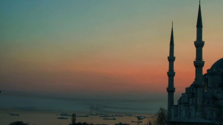 <p><span style="color:#B22222"><strong>İŞRAK NAMAZI NE ZAMAN KILINIR? SAAT KAÇTA?</strong></span></p>
