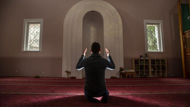 <p><strong>İlk rekatta;</strong> subhaneke, fatiha ve zammı sure okunur.</p>
<p><strong>İkinci rekatta;</strong> fatiha ve zammı sure okunur.</p>
