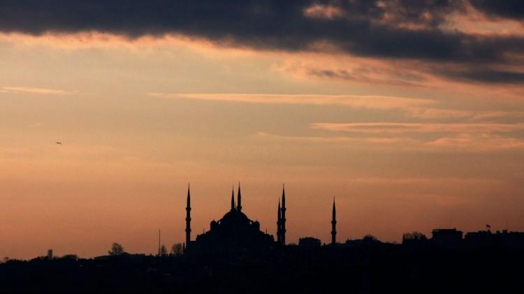 <p>Hz. Peygamber, her ay 3 gün oruç tutmayı, iki rekat kuşluk namazı kılmayı ve gece yatmadan önce vitir namazı kılmayı tavsiye etmiştir.</p>