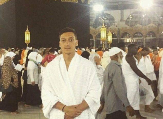 <p><span style="color:#B22222"><strong>MESUT ÖZİL</strong></span></p>