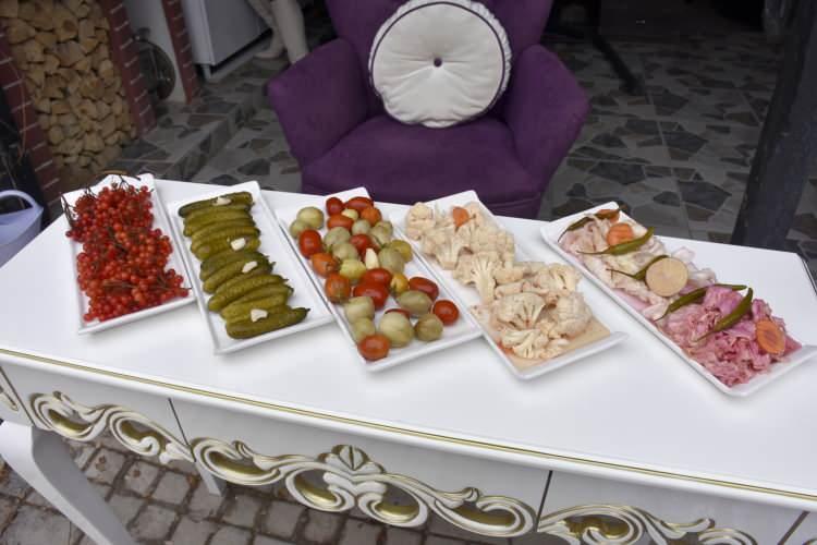 <p><span style="color:#A52A2A"><strong>TURŞU TİCARETİ YAPIYOR</strong></span></p>
<p>Babası İlhami Mert'in desteği ile evinin bir bölümünü bu işe ayıran Burcu Mert Koçer, yaptığı turşuların ticaretine başladı. </p>