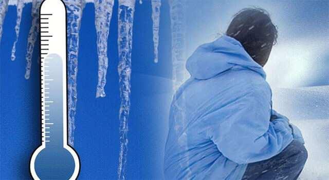 <p> </p>
<p> </p>
<p><strong>1- Erken Hipotermi (37-35°C)</strong>: Hafif titreme ve soğukluk hissi başlar, ancak kişi hala normal şekilde tepki verebilir.</p>
<p><strong>2- Hafif Hipotermi (35-32,2°C)</strong>: Bilinç bulanıklığı, karışık düşünceler ve hızlanmış solunum görülür.</p>
<p><strong>3- Orta Hipotermi (32,2-28°C)</strong>: Bilinç kaybı artar, uyku hali başlar. Kalp ritim bozuklukları görülebilir.</p>
<p><strong>4- Ağır Hipotermi (28°C altı)</strong>: Kişi koma haline gelebilir, kalp ve solunum durması başlayabilir.</p>
<p><strong>5- Donma (27°C altı)</strong>: Vücut ısısı bu seviyeye düştüğünde <strong>donma</strong> (frostbite) riski artar. El, ayak, burun gibi bölgelerde doku hasarları görülebilir.</p>