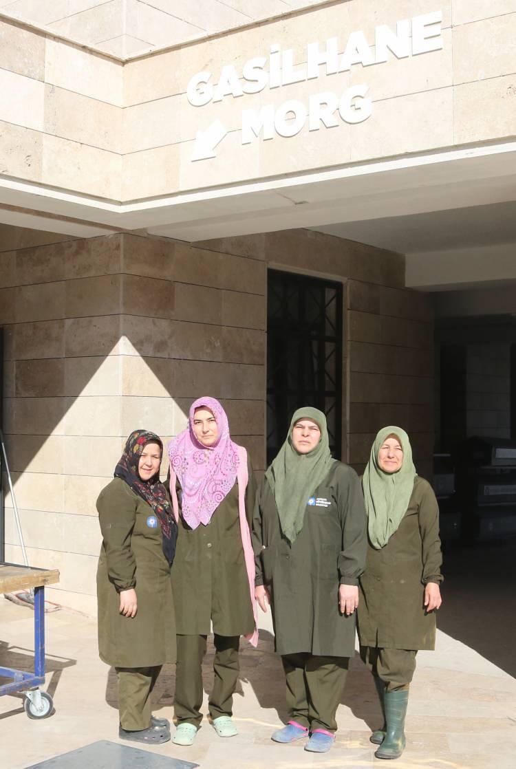 <p><span style="color:#A52A2A"><strong>"KADIN YOKSA DÜNYA DURUR"</strong></span></p>
<p>Gassal hoca sayısında artış yaşandığını ve mutlu olduğunu kaydeden Fatma Akgün şunları söyledi: </p>
<p> </p>
<p><strong>"Diziden sonra gassal olmak isteyenlerin sayısı arttı. Bize sorduklarında nasıl gassal olacaklarını anlatıp, yönlendiriyoruz. Herkesin öğrenmesi gereken bir meslek. Gassal olmadan önce yakınlarıma su dökmeye giremedim. Ama şimdi olsaydı girer öper, sarılırdım. Vatandaşlar böyle durumlarda soğukkanlı olsun, korkmasınlar. Özellikle kadınlara mesleğimizi öneririm. Kadınlar çok değerliyiz. Her şeyi başarabiliyoruz. Kadın yoksa dünya durur. Her acıyı öğrenirler de tadarlar da. Kadınlara çok güveniyorum"</strong></p>