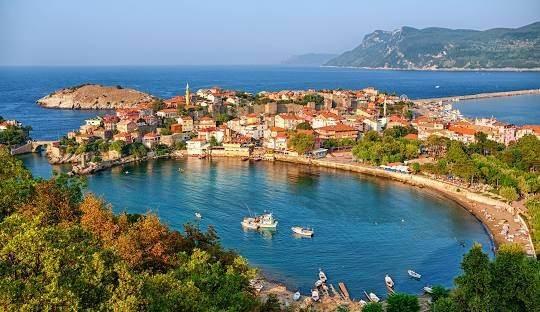 <p><span style="color:#B22222"><strong>BATI KARADENİZ</strong></span></p>

<p> </p>

<p>Parçalı ve az bulutlu geçeceği tahmin ediliyor. Bölgenin iç kesimlerinde pus ve yer yer sis bekleniyor.</p>

<p>BOLU °C, 19°C<br />
Parçalı ve az bulutlu</p>

<p>DÜZCE °C, 18°C<br />
Parçalı ve az bulutlu</p>

<p>SİNOP °C, 14°C<br />
Parçalı ve az bulutlu</p>
