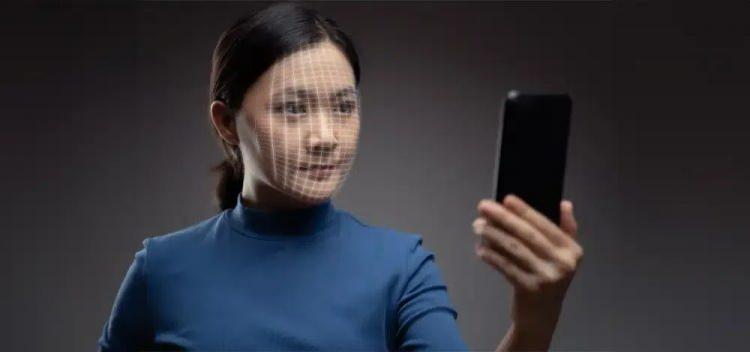 <p>Metalenz, ışığın yansıma şeklini analiz ederek kimlik doğrulama yapan Polar ID teknolojisini tanıttı. Apple’ın Face ID’sine alternatif olarak geliştirilen bu sistem, geleneksel yüz tanıma sistemlerinden farklı olarak, yüz hatları yerine ışığın cilt üzerinde nasıl yansıdığını analiz ederek kimlik doğruluyor. </p>
