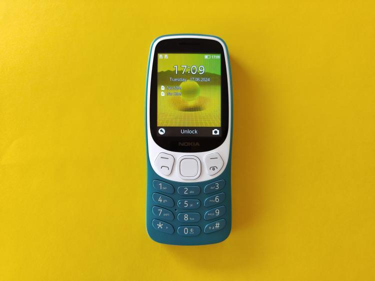 <p>Nokia'yı üretme hakkı elinde bulunan, eski çalışanları tarafından kurulan HMD, MWC 2025’te güncellenmiş Nokia 3210 modelini tanıttı. FC Barcelona futbol takımına özel hazırlanan bu model, oyuncuların gizli mesajlarını, özel duvar kağıtlarını ve klasik mobil oyun Snake’in özel bir versiyonunu içeriyor. Ayrıca, kulübün yıldız oyuncularının imzalarıyla süslenmiş Barça Fusion isimli koleksiyonluk bir akıllı telefon da tanıtıldı.</p>