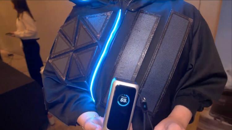 <p><strong>BU KIYAFET İLE YÜRÜYEN POWERBANK^E DÖNÜŞECEKSİNİZ!</strong></p>

<p> </p>

<p>Anker, güneş enerjisiyle çalışan giyilebilir güç kaynağı Anker Solix’i tanıttı. Ceketin üzerine entegre edilen güneş hücreleri, 30W USB-C çıkışlı bir güç bankasına bağlanarak telefonları ve diğer cihazları şarj edebiliyor. Kapüşonu çevreleyen mavi ışık ise kullanıcıya futuristik bir görünüm kazandırıyor.</p>

<p> </p>

<p><strong>Henüz konsept aşamasında olan bu cihazın piyasaya sürülüp sürülmeyeceği belirsizliğini koruyor.</strong></p>
