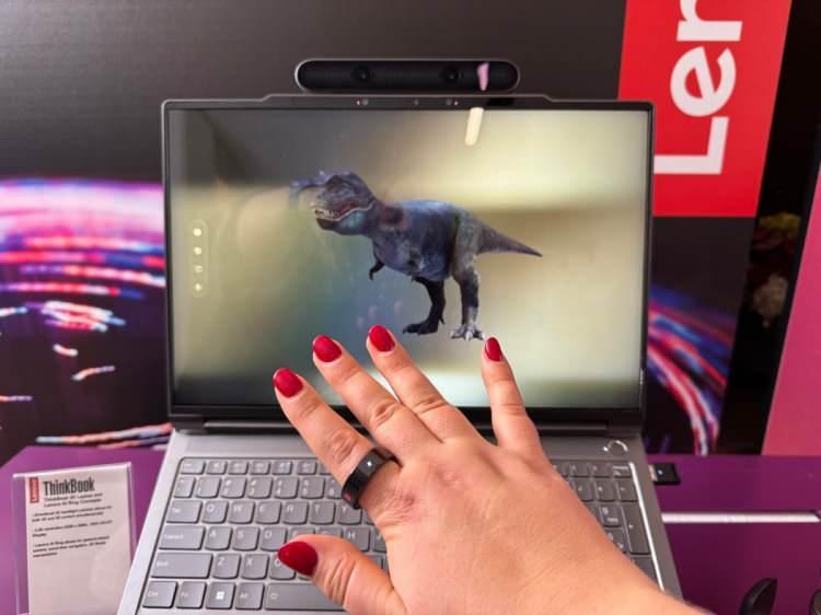<p><span style="color:#B22222"><strong>LENOVO'NUN AKILLI YÜZÜĞÜ 3D MODELİ HAREKET ETTİREBİLİYOR!</strong></span></p>
<p> </p>
<p>Bu yüzüğün asıl amacı, Lenovo'nun ThinkBook 3D Dizüstü Bilgisayarının (şu anda bir konsept) hareket tabanlı kontrolüne olanak sağlamaktır </p>