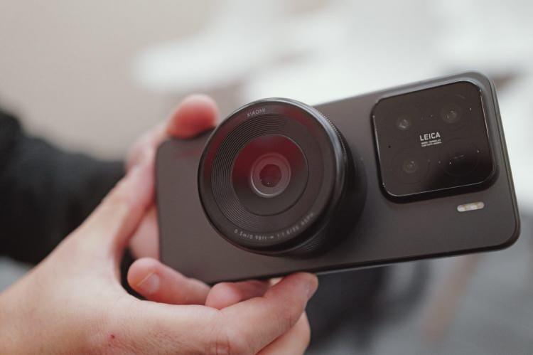 <p>Xiaomi, kendi kendine yeten kameralar olarak işlev gören manyetik, çıkarılabilir lenslere sahip Modüler Optik Sistemi ile mobil fotoğrafçılığın sınırlarını zorluyor. Geleneksel akıllı telefon kameralarında bulunanlardan daha büyük sensörlere sahip olan bu modüller, kullanıcıların ihtiyaçlarına göre lensleri değiştirmelerine olanak tanırken neredeyse profesyonel görüntü kalitesi vaat ediyor.</p>
