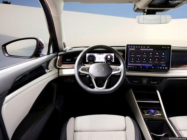 <p>Life, geniş standart donanım yelpazesine sahip. Bu donanımlar arasında üç bölgeli tam otomatik klima “Climatronic”, 10 renkli ambiyans aydınlatması ve çok işlevli Sürüş Deneyim Kumandası “Driving Experience Control” yer alıyor</p>
