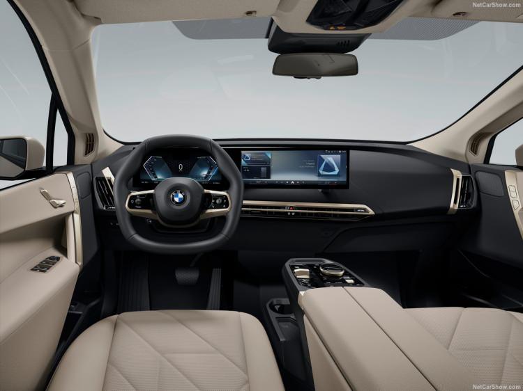 <p>600 kilometreye varan menziliyle dikkat çeken Yeni BMW iX M70, 195 kW DC şarj teknolojisiyle 35 dakikada yüzde %10’dan %80 batarya seviyesine erişebilirken sadece 10 dakikalık DC şarj ile 182 kilometreye kadar menzil kazanabiliyor.</p>
