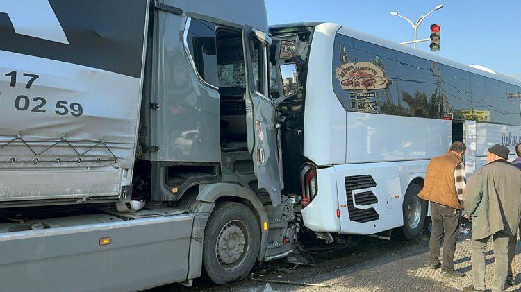 <p>İzmir'den Ankara yönüne giden Mustafa Bağcı'nın (59) kullandığı 42 HP 891 plakalı TIR, kırmızı ışıkta bekleyen 42 AUE 966 plakalı yolcu otobüsüne çarptı. </p>
