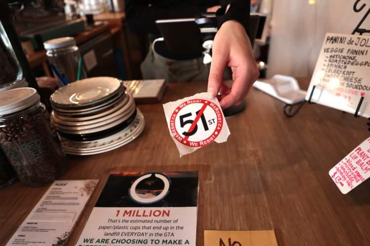 <p>Kanada'nın Toronto kentinde bir kahveci, menüdeki Americano yazısının yanına "Canadiano" yazısı ve 51. eyaleti reddeden sembol astı.</p>
