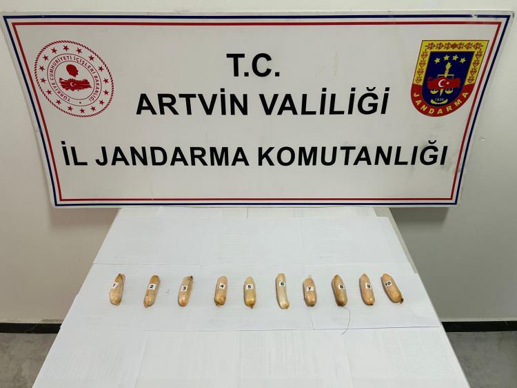 <p>Artvin Devlet Hastanesi’nde tomografisi çekilen şüphelinin bağırsaklarında 10 paket halinde uyuşturucu madde taşıdığı belirlendi. </p>
