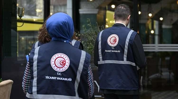 <p>Son yapılan denetimler sonucunda listeye bir okul tişörtü daha eklendi. Çocukların sağlığını tehdit ettiği gerekçesiyle tişörtün piyasadan arzının yasaklanması ve toplatılma kararı verildi.</p>