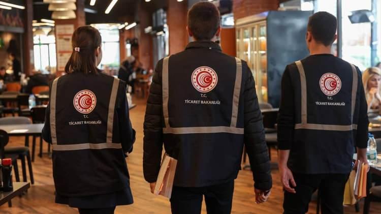 <p>Çocuk çantası, kırtasiye eşyaları, çocuk oyuncakları, makyaj çantası derken Ticaret Bakanlığı tüketicilerin güvenli ürüne ulaşması için ülkenin dört bir yanında denetimlerine devam ediyor. </p>