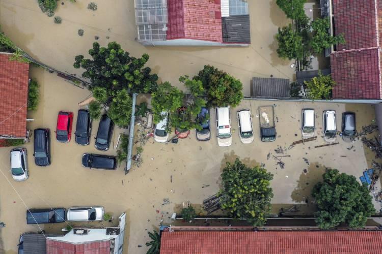 <p>Endonezya'nın başkenti Jakarta ve çevresinde etkili olan yağışlar, sel felaketine yol açtı. Şiddetli yağışlar nedeniyle Ciliwung Nehri'nin taşması sonucu başkentin doğu, batı ve güneyindeki 3 ilçe sular altında kaldı.</p>