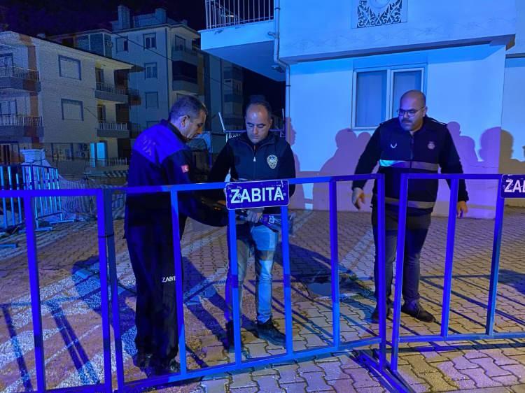 <p>Zabıta ekipleri bina çevresini demir bariyerlerle çevirdi. </p>
