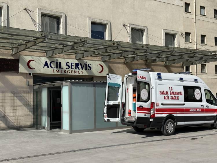 <p><span style="color:#A52A2A"><strong>AĞIR YARALI ŞEKİLDE HASTANEYE SEVK EDİLDİ</strong></span> </p>

<p>İhbar üzerine bölgeye sağlık ve polis ekipleri sevk edildi. Olay yerinde yapılan ilk müdahale sonrasında hamile kadın, <strong>ağır yaralı olarak hastaneye sevk edildi.</strong></p>
