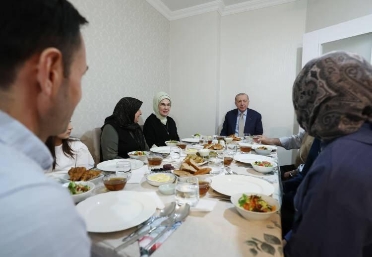 <p>Cumhurbaşkanı Recep Tayyip Erdoğan ve eşi Emine Erdoğan, Murat ve Alime Fidan'ın ailesini ziyaret ederek iftar sofrasına konuk oldu.</p>
