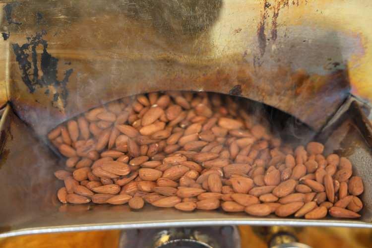 <p><strong>SAĞLIĞA FAYDALI UZMANLAR &Ouml;NERİYOR</strong></p>

<p>Yılın geri kalan zamanlarında 2-3 torba ile sınırlı kalan badem şekeri &uuml;retimi, Ramazan ayında 13-15 torbaya kadar &ccedil;ıkıyor. Kaynama ve şekerlenme aşamalarının yaklaşık 3 saat s&uuml;rd&uuml;ğ&uuml; &uuml;retim s&uuml;recinin ardından, badem şekerleri torbalanarak satış i&ccedil;in hazır hale geliyor. Bademin sağlık a&ccedil;ısından faydalı olduğunu ve uzmanlarında sık sık &ouml;nerdiğini dile getiren vatandaşlar, iftardan sonra &ouml;zellikle kan şekerini d&uuml;zenlemesi i&ccedil;in &ccedil;ayın yanında badem şekeri tercih ettiklerini belirtiyor.&nbsp;</p>
