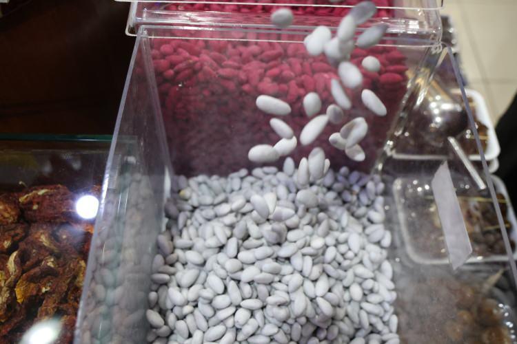 <p><strong>​<em>Badem şekeri Ramazan ayında sofrada, kahvenin yanında ve iftardan sonra &ccedil;ayın yanında t&uuml;ketiliyor. Badem şekerini yaparken yerli badem ve şeker kullanıyoruz onun dışında badem şekerine fazla şeker vermeyeceksiniz ki vatandaşlar bademin şekerini alabilsinler"</em></strong> ifadelerini kullandı.</p>
