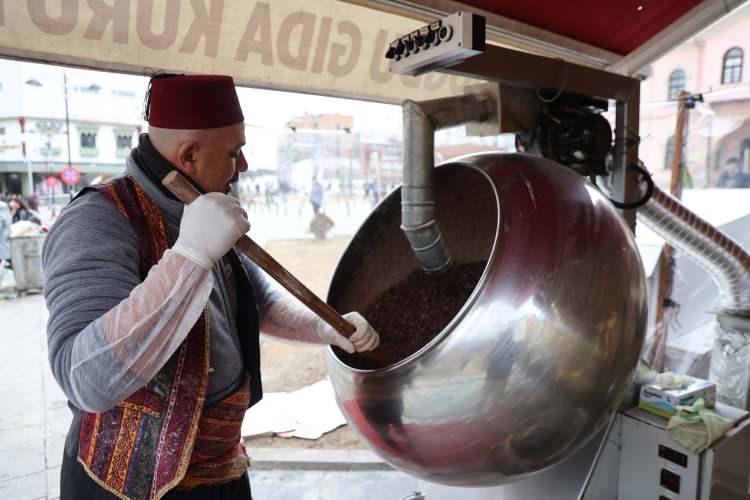 <p><strong>RAMAZAN AYINDA 10 KAT FAZLA T&Uuml;KETİLİYOR</strong></p>

<p>Badem şekeri ustası Coşkun Ceylan ise, badem şekerinin &ouml;zellikle Ramazan ayında yoğun ilgi g&ouml;rd&uuml;ğ&uuml;n&uuml; belirterek; <em><strong>"Badem şekeri İftarların vazge&ccedil;ilmezidir. Vatandaşlar g&uuml;n i&ccedil;erisinde oru&ccedil;lu oldukları i&ccedil;in şekerleri d&uuml;ş&uuml;yor bundan dolayı da şekere biraz daha talep g&ouml;steriyor. Badem şekeri de tarihten gelen bir lezzet olduğu i&ccedil;in vatandaşlar tarafından yoğun talep g&ouml;steriliyor.</strong></em></p>
