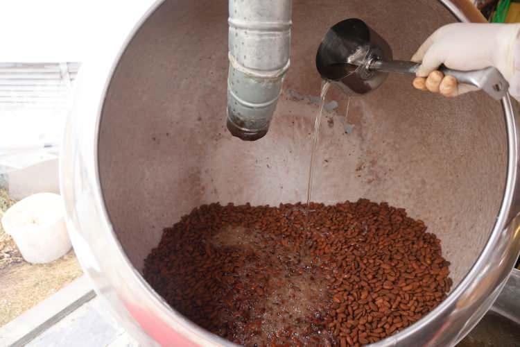 <p><strong>VATANDAŞLAR TARAFINDAN YOĞUN TALEP G&Ouml;R&Uuml;YOR</strong></p>

<p>Elazığ'da badem şekeri &uuml;retimi yapan işletmeci İmam G&uuml;ndoğdu; <em><strong>"Badem şekerini normal g&uuml;nde de satıyoruz ama Ramazan ayında daha da g&ouml;zde bir &uuml;r&uuml;n. Vatandaşlar tarafından da yoğun bir talep var. Badem şekerinin ge&ccedil;en sene Ramazan ayında fiyatı 250 liraydı bu sene ise 300 lira oldu.&nbsp;</strong></em></p>
