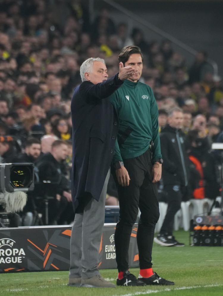 <p>Bu sonuçla çeyrek final şansını zora sokan sarı lacivertlilerde, oynanan futbol eleştiri konusu olurken İskoç ekibinin aldığı galibiyet de dış basında gündem oldu.</p>