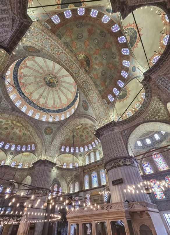 <p><span style="color:#000000"><strong>Kapadokya'nın ardından İstanbul'a gelen ünlü model, Yerebatan Sarnıcı, Galata Kulesi ve Sultanahmet Camii'ni gezerek şehrin tarihi ve kültürel zenginliklerine kucak açtı.</strong></span></p>
